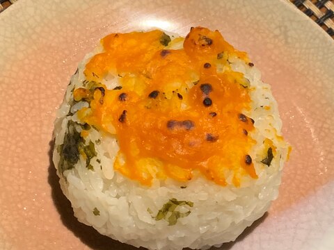 〆にもおやつにも、しそわかめウニ焼きおにぎり